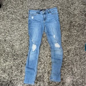 Mid-rise crop Hollister Jeans.